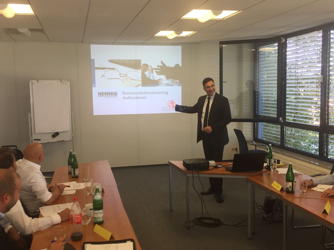 Ömer Özbekler hält ein Training in einem Besprechungsraum beim Kunden.